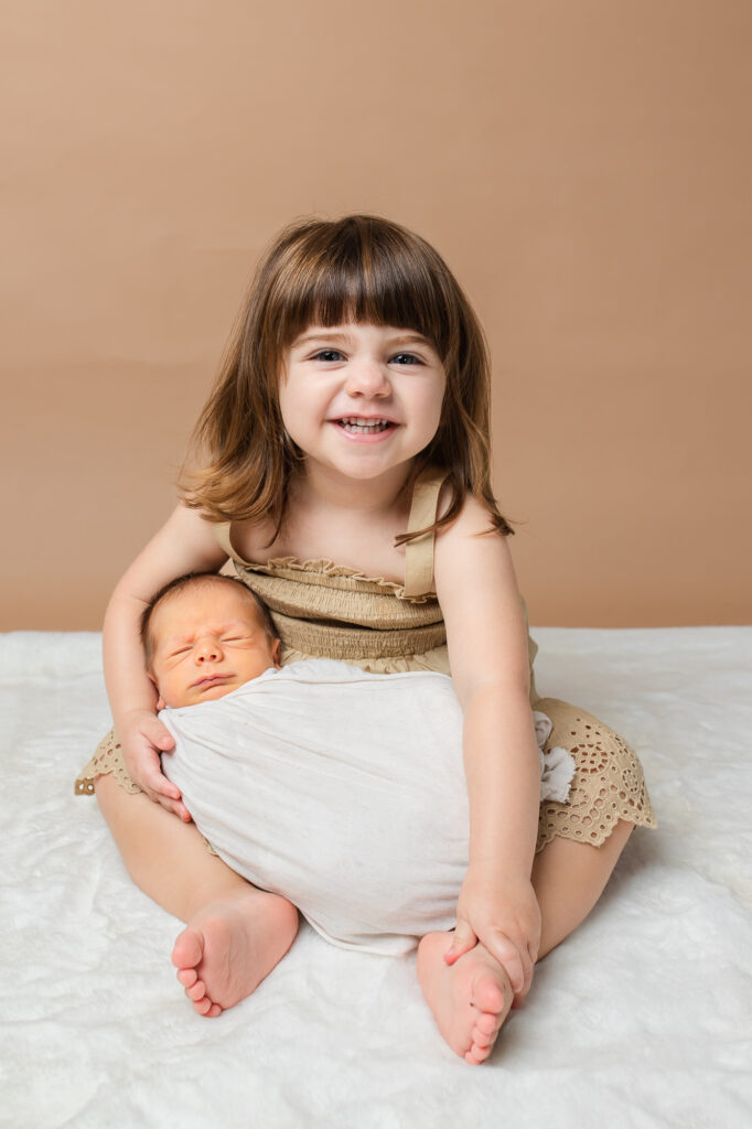 big sister and newborn broth posing, toddler and newborn, mocha brown savage backdrop, newborn posing