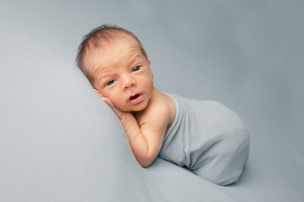newborn faces, newborn photography baby open eyes, blue