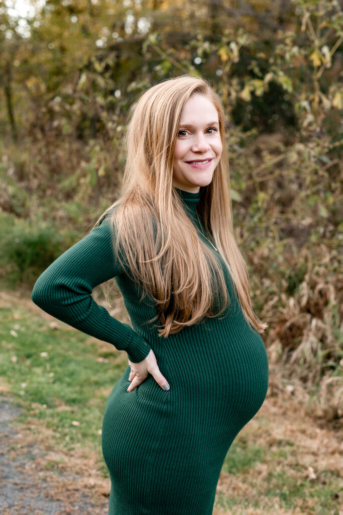 maternity photographer Farmington CT, maternity photoshoot at Hillstead Museum, pregnancy photoshoot Avon, West Hartford, Farmington. Beautiful pregnancy photoshoot.redhead woman in a emerald green dress