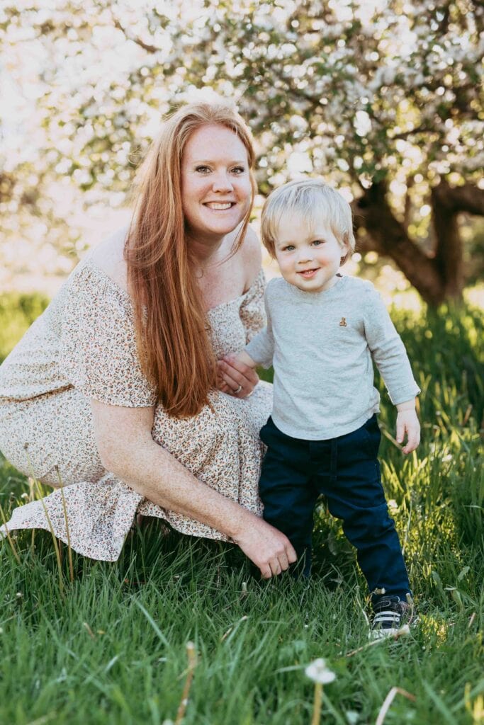 mommy and me spring mini session in apple orchard in Avon CT